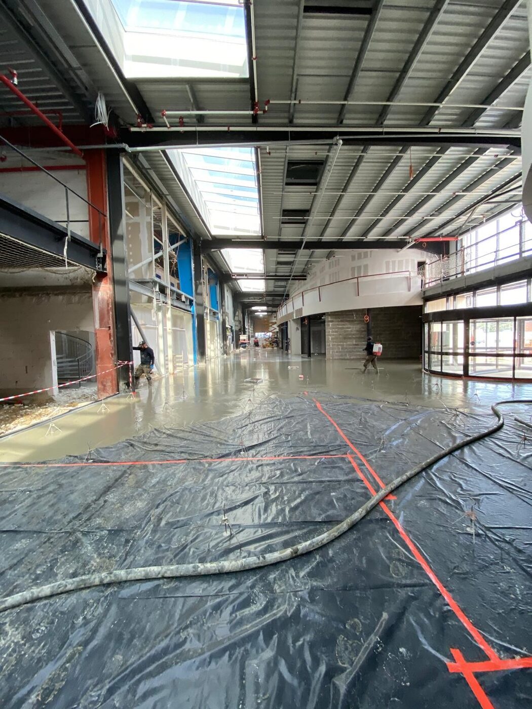 Coulée de chape liquide autonivelante